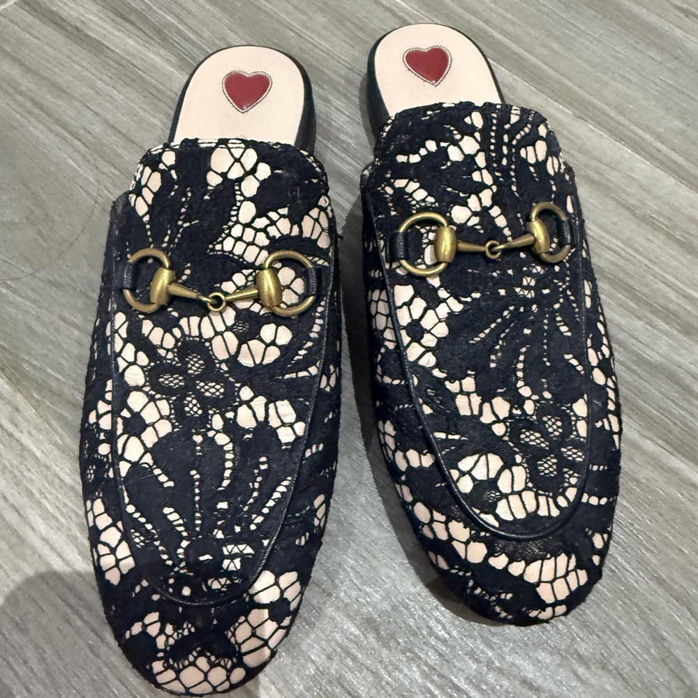 Gucci Black Flats with Classic Loafer Design
